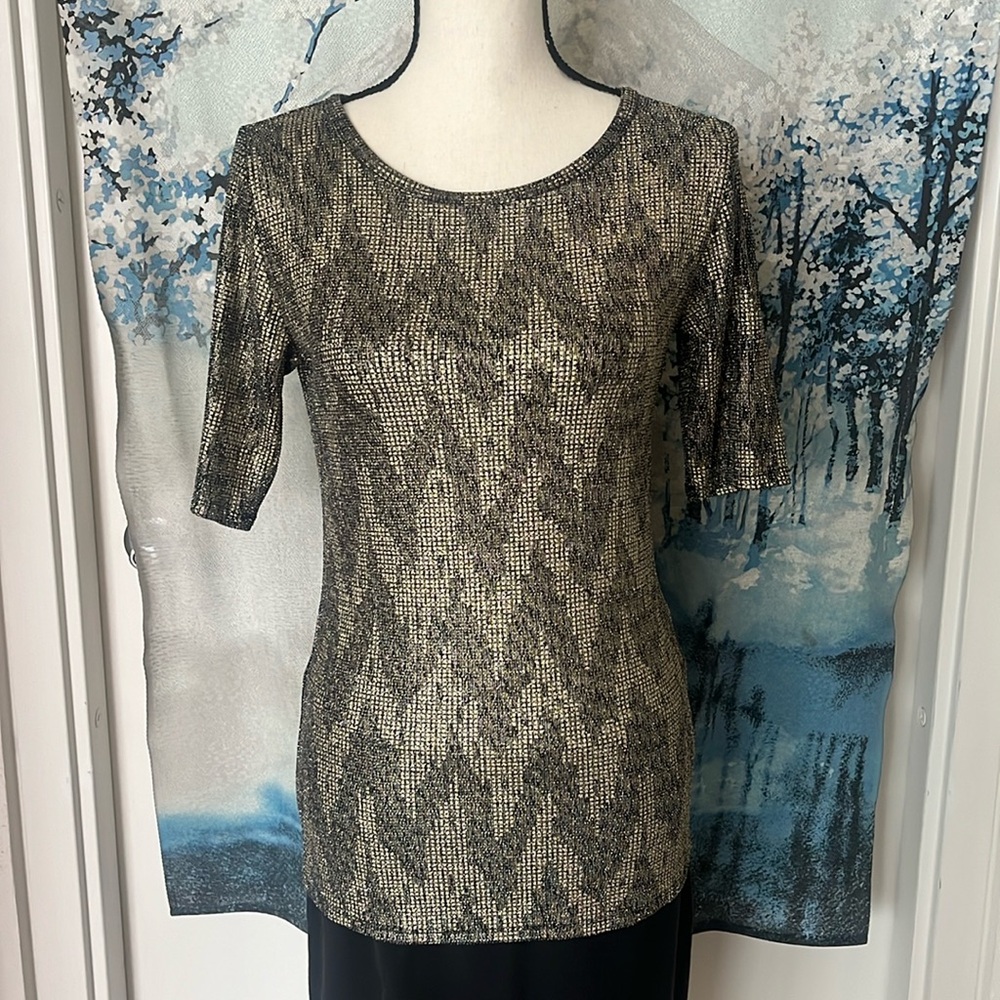 LulaRoe NWOT Metallic Threading Top. Prefer T for the holidays!